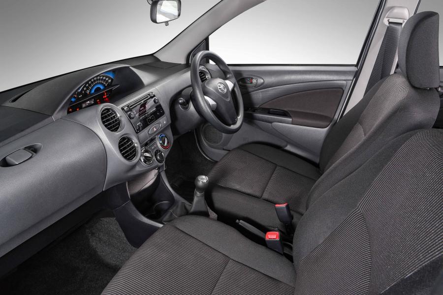 Интерьер Toyota Etios Hatchback 2016 года  (ZA) (фото 13 из 14)